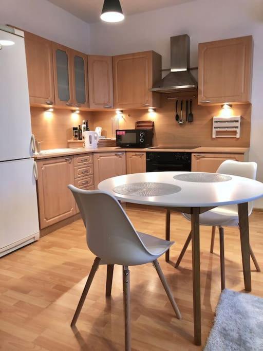 Modern & Cozy Apartment Near Hockey & Football Arena บราติสลาวา ภายนอก รูปภาพ