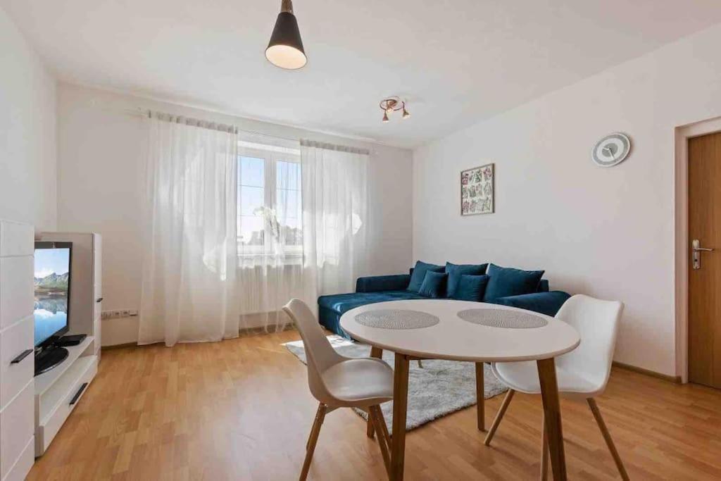 Modern & Cozy Apartment Near Hockey & Football Arena บราติสลาวา ภายนอก รูปภาพ
