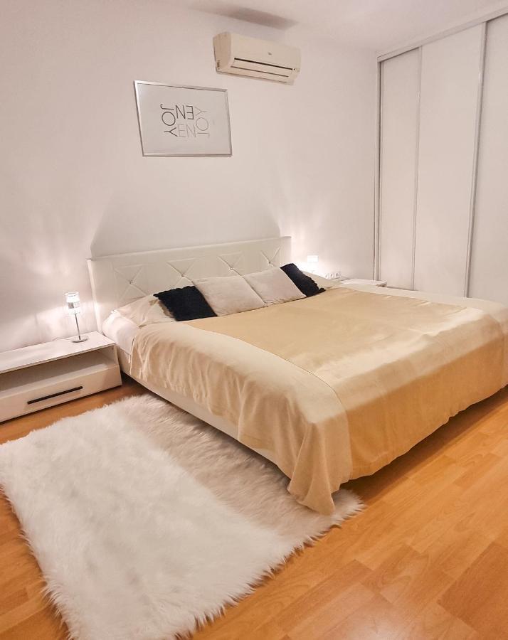 Modern & Cozy Apartment Near Hockey & Football Arena บราติสลาวา ภายนอก รูปภาพ